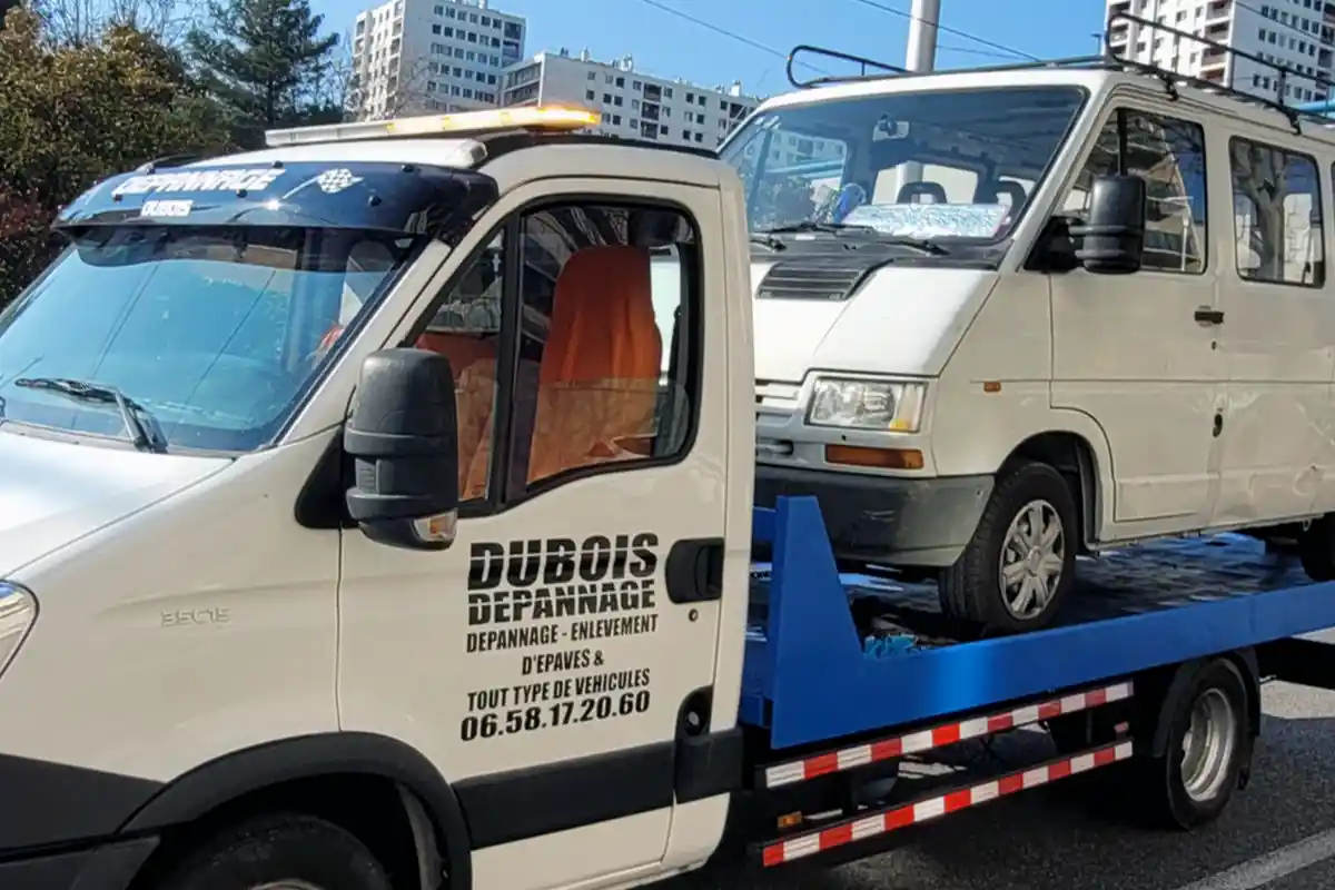 Remorqueur de petit camion à Nice dans les Alpes-Maritimes (06)